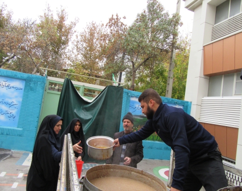 برپایی ایستگاه صلواتی و پخش نذری به مناسبت اربعین حسینی