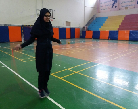 انجام تمرینات طناب زنی ویژه ی مراسم افتتاحیه المپیاد درون مدرسه ای