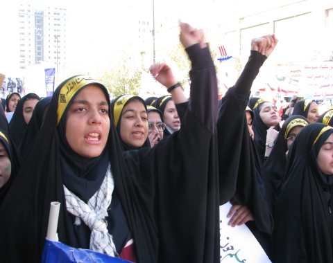 حضور پرشور دانش آموزان مومن و انقلابی در راهپیمایی استکبارستیزی 13 آبان