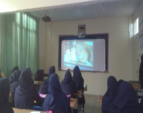 تماشای مستند ملازمان حرم در کلاس تفکر و سواد رسانه ای