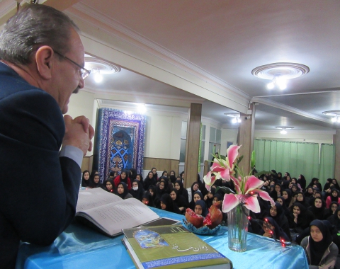 برگزاری مراسم حافظ خوانی در آستانه ی شب یلدا