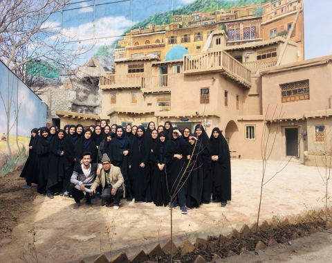 حضور دانش آموزان پایه یازدهم در موزه زیارت