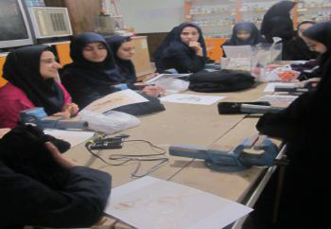 حضور دانش آموزان دبیرستان واحد 3 امام حسین علیه السلام در آزمایشگاه مرکزی آموزشگاه